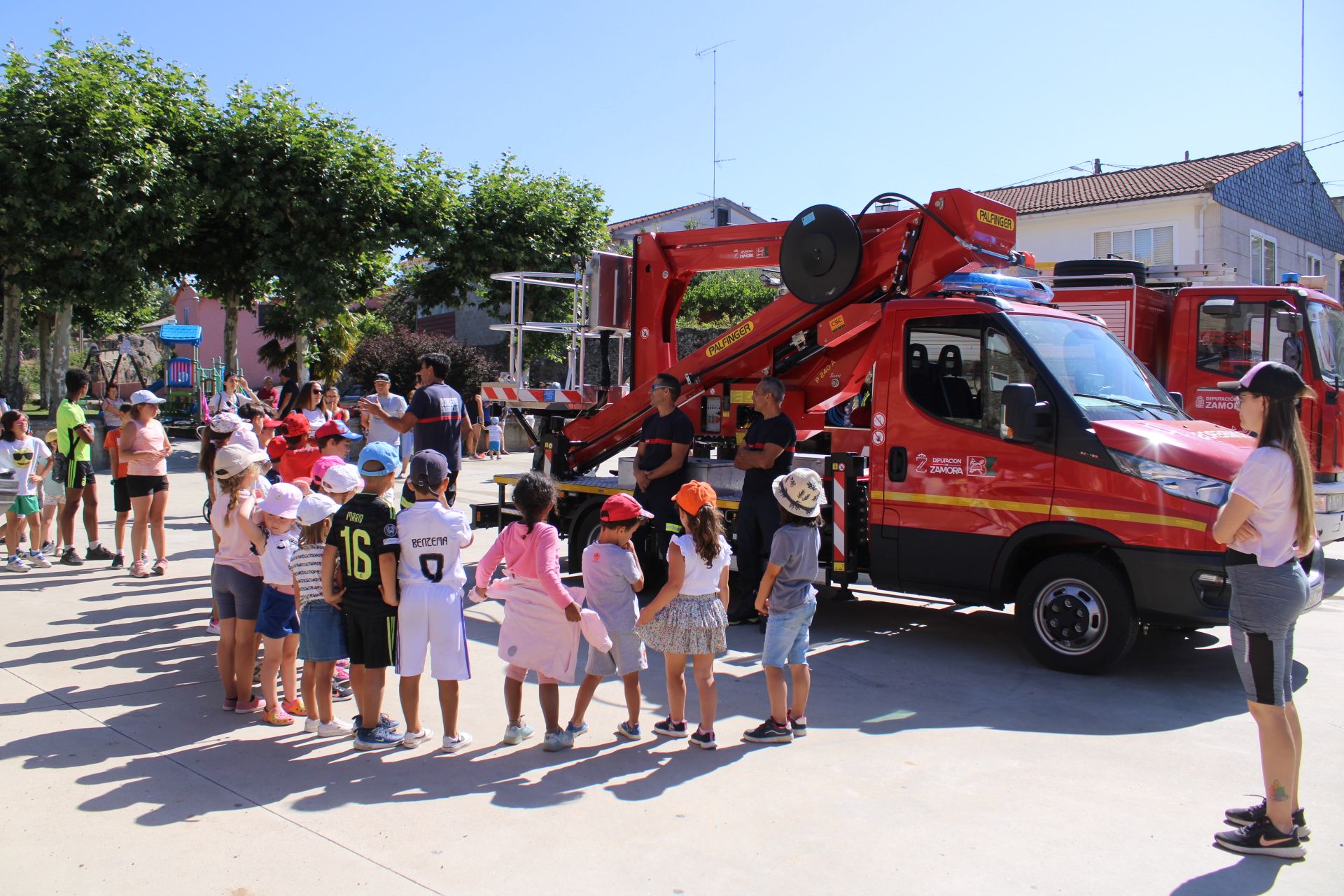 GALERÍA | Los niños de Mombuey, bomberos por un día