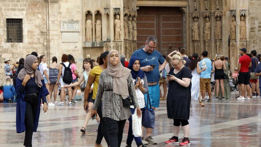 Grupos de turistas, ayer en la plaza de la Virgen.