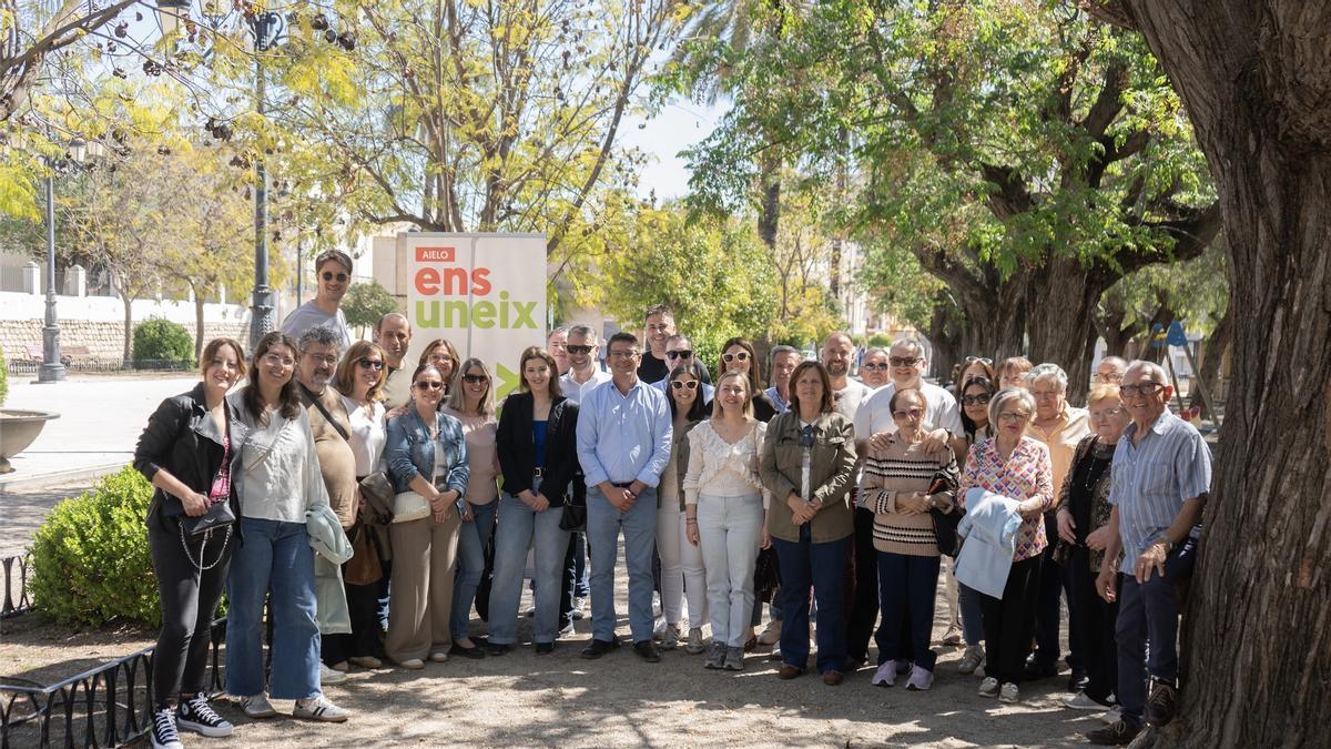 Participantes en el almuerzo de presentación de Ens Uneix en Aielo de Malferit, este domingo.