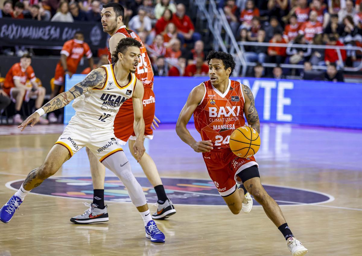 Jonah Radebaugh, capitán del UCAM Murcia, ante Brooks en el partido ante BAXI Manresa.