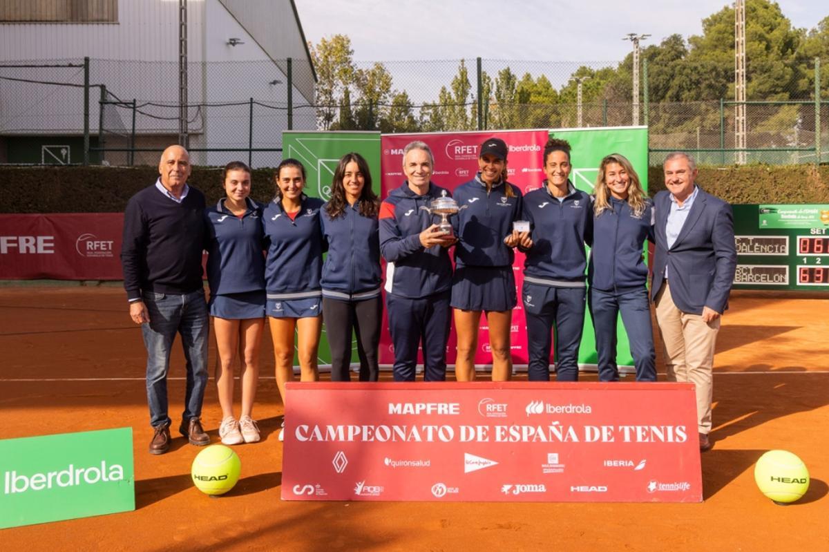 El equipo femenino del CT Valencia con el trofeo de subcampeonas.