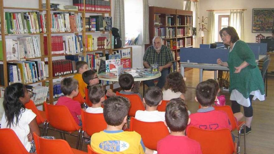 Los participantes siguen con atención la narración de las historias a cargo de Martos y De la Iglesia.