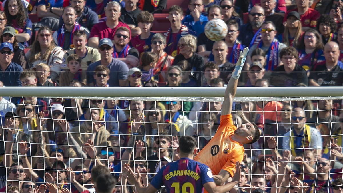 Joan García despeja el balón en una de las múltiples intervenciones de la tarde contra el Rayo