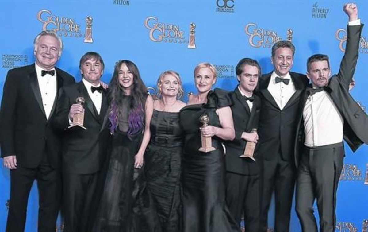 ELS GUANYADORS DE ’BOYHOOD’ D’esquerra a dreta, Jonathan Sehring, Richard Linklater, Lorelei Linklater, Cathleen Sutherland, Patricia Arquette, Ellar Coltrane, John Sloss i Ethan Hawke.