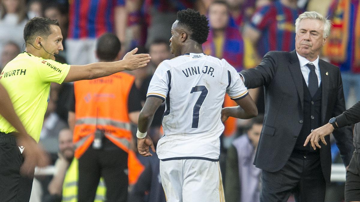 Vinicius se toma su tiempo para abandonar el terreno de juego al ser sustituído.