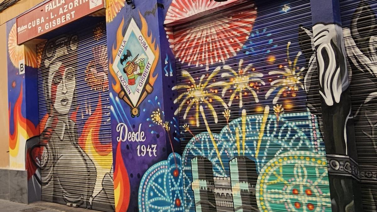 Fachada de un casal fallero: el de Cuba-Literato Azorin