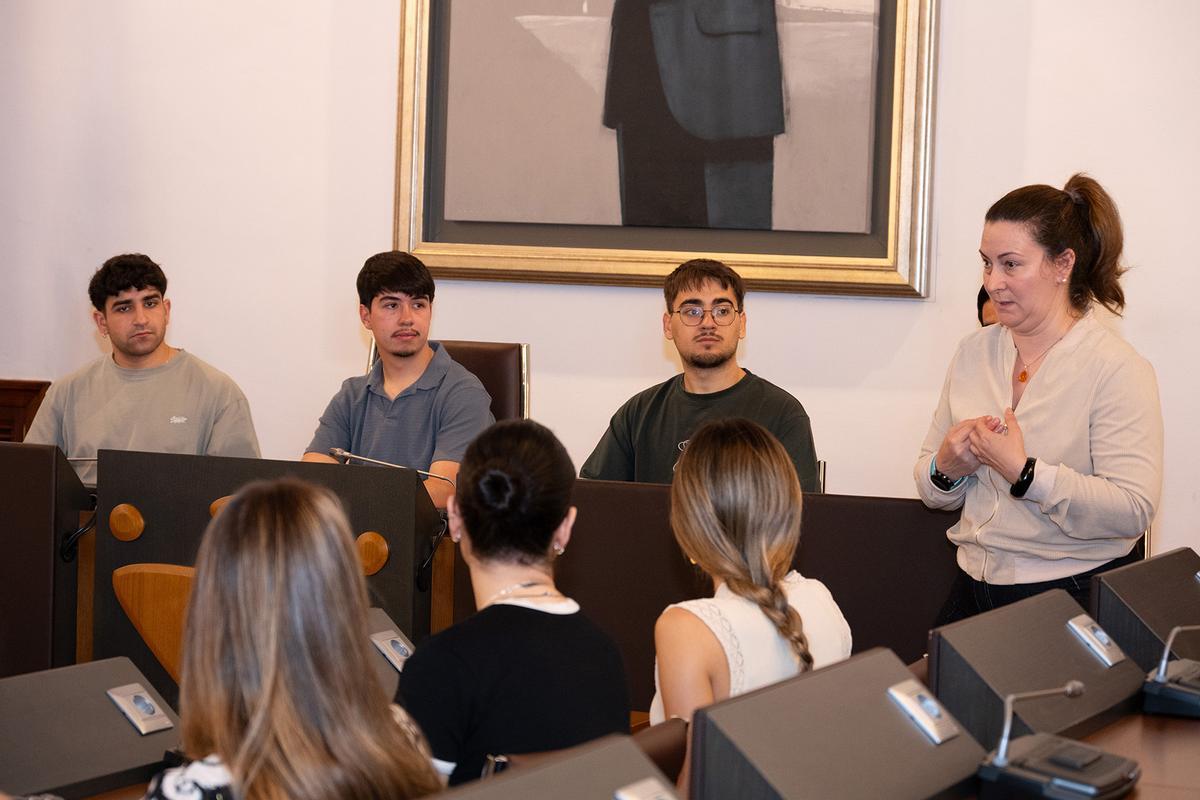 Estudiantes del Doble Grado Derecho y ADE de la Universidad de Extremadura visitan el Palacio Provincial.
