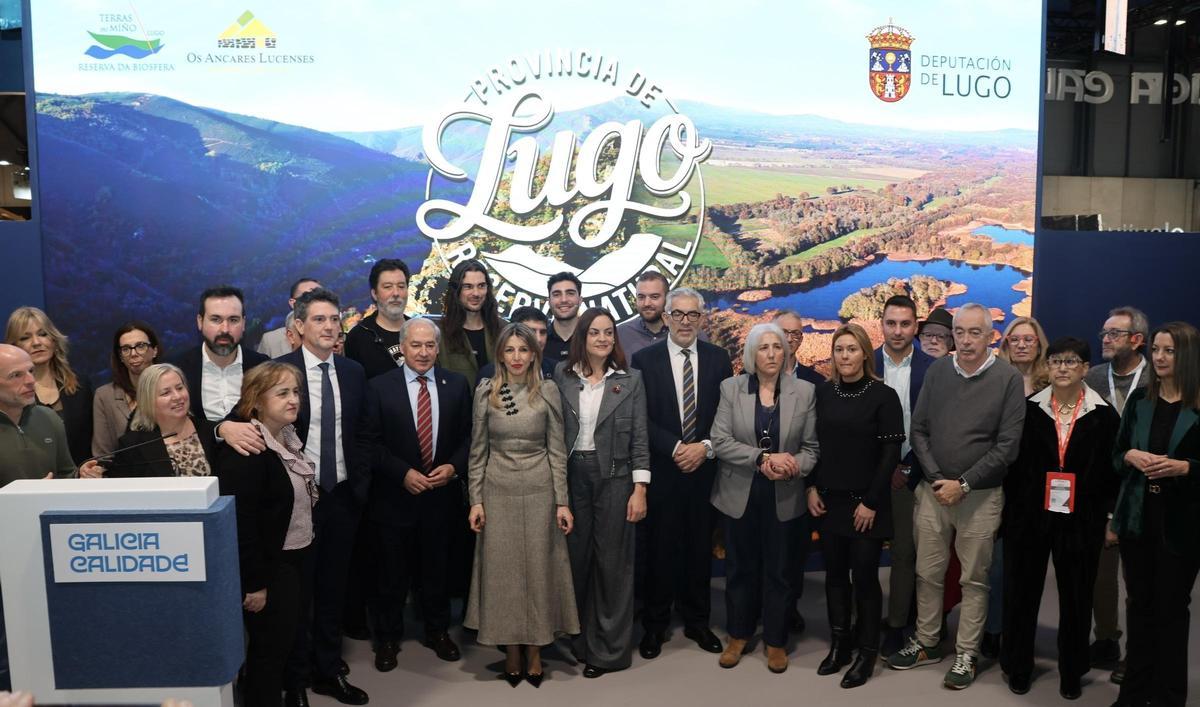José Tomé, tercero por la izquierda, y a su lado Yolanda Díaz y Carmela López, en un acto en Fitur en el stand de la Diputación de Lugo