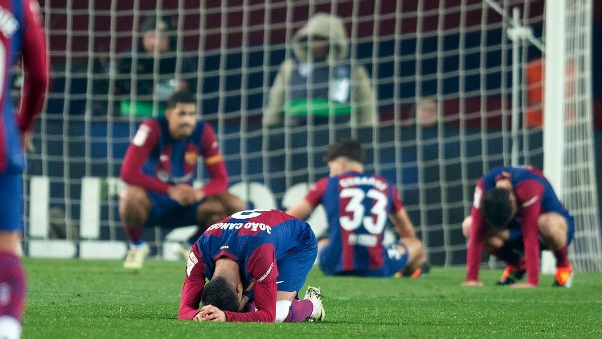 Depresión general de los jugadores del Barça tras encajar el quinto gol.