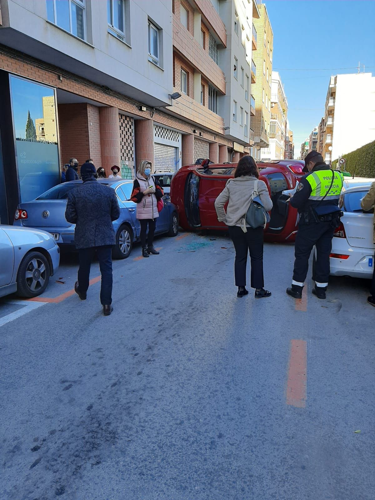 Testigos y un agente de Policía Local en el lugar del accidente.