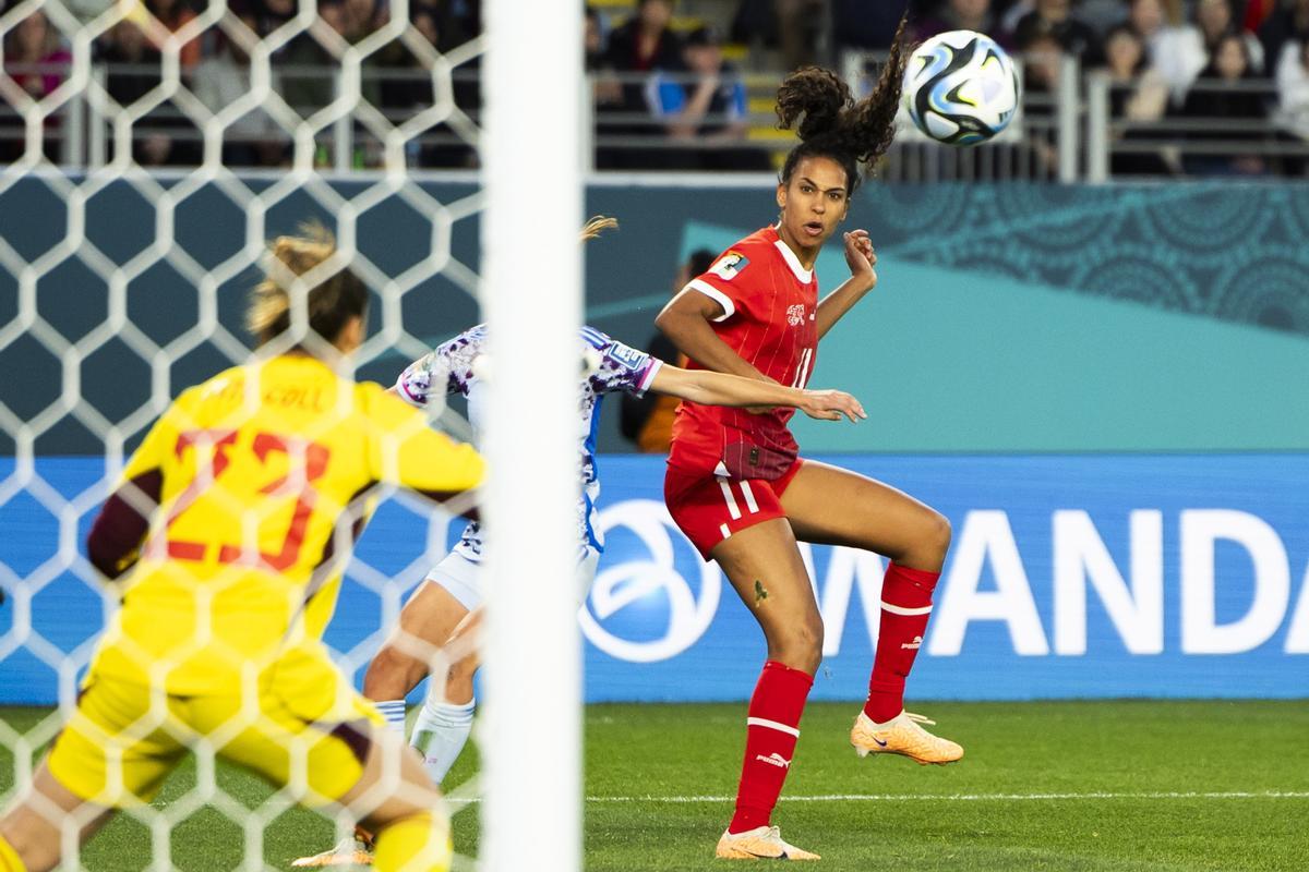 Auckland (New Zealand), 05/08/2023.- Switzerland’s midfielder Coumba Sow in action during the FIFA Women’s World Cup 2023 round of 16 soccer match between Switzerland and Spain at Eden Park in Auckland, New Zealand, 05 August 2023. (Mundial de Fútbol, Nueva Zelanda, España, Suiza) EFE/EPA/MICHAEL BUHOLZER