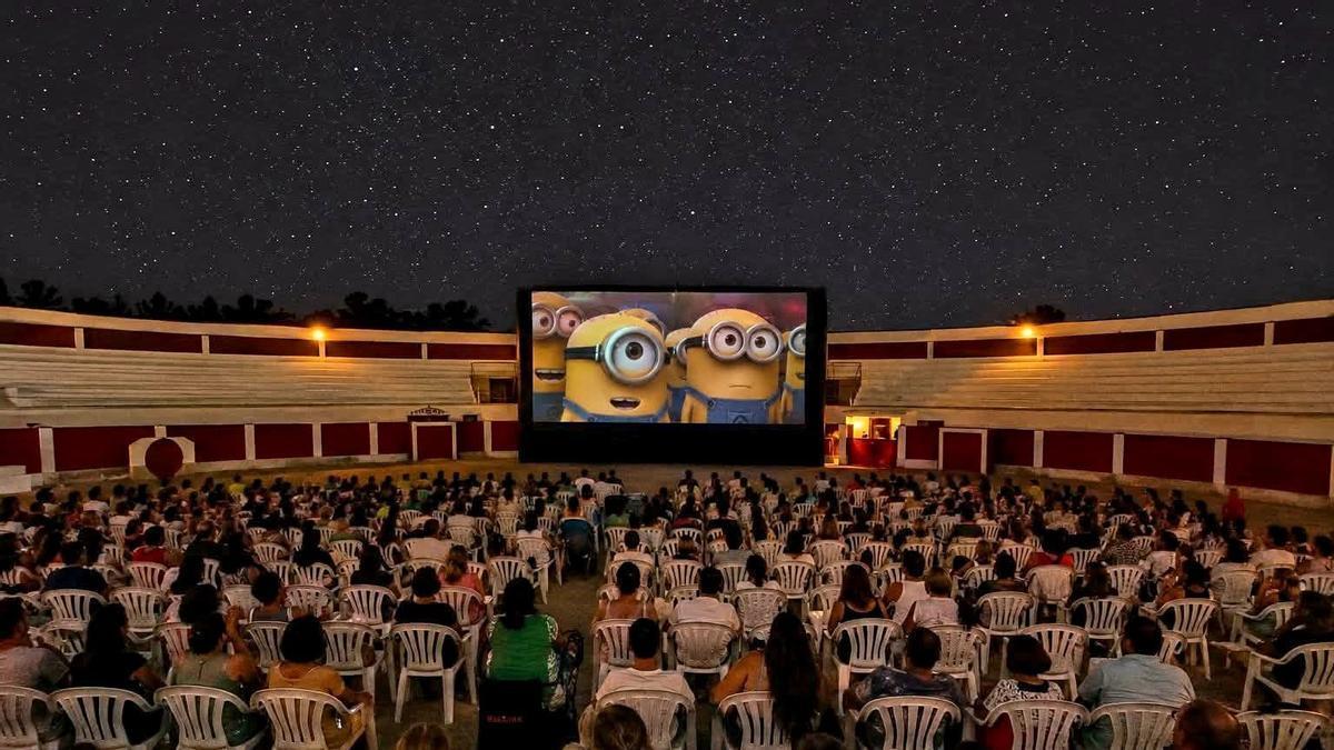 En Villanueva de Córdoba se ha convertido la Plaza de Toros en el cine de verano.