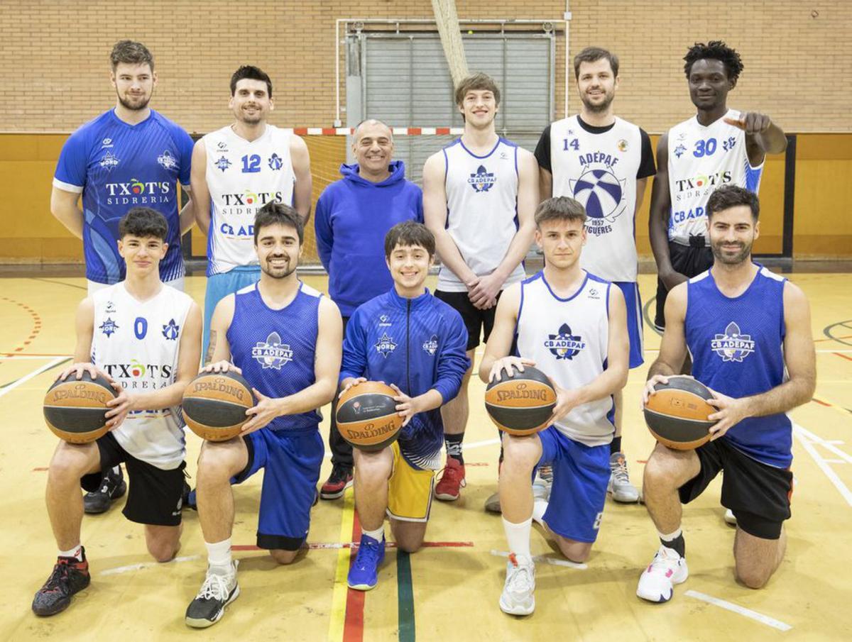 El nigerià Kingsley Chuckwugozie i els germans italoargentins, Nacho i Santiago Aman, en un entrenament de l’Adepaf. | EDUARD MARTÍ