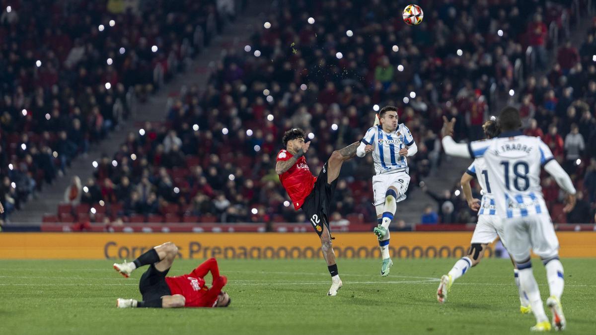 Barrenetxea salta junto a Samu Costa durante la ida de la semifinal de Copa en Son Moix.