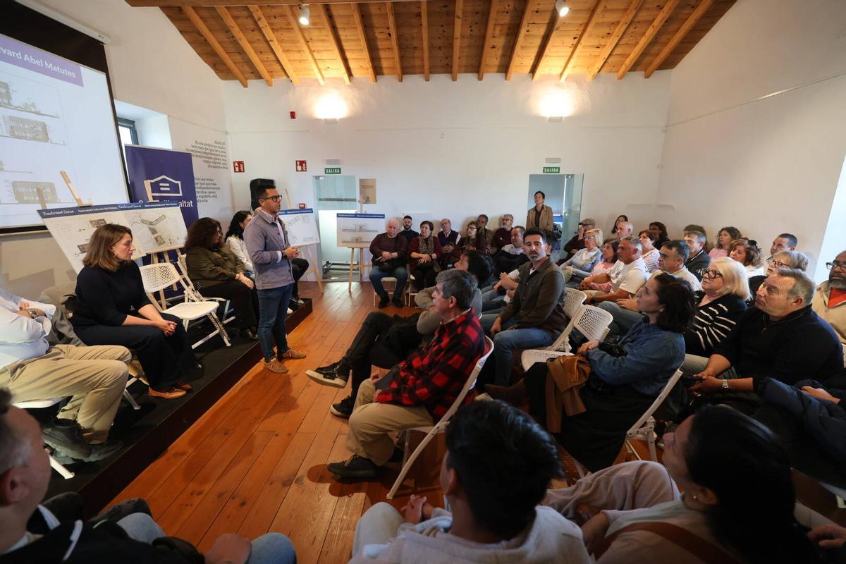 La reunión de los vecinos de sa Real con el alcalde de Ibiza, Rafael Triguero, por el proyecto del aparcamiento