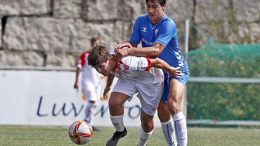Un jugador del Val Miñor intenta controlar el balón. |  // RICARDO GROBAS