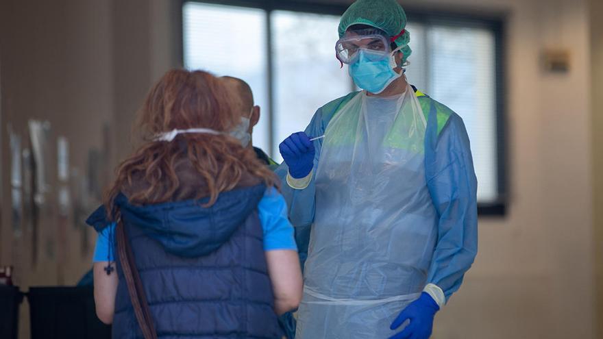 Detectado en Menorca el primer brote de coronavirus con tres turistas afectados