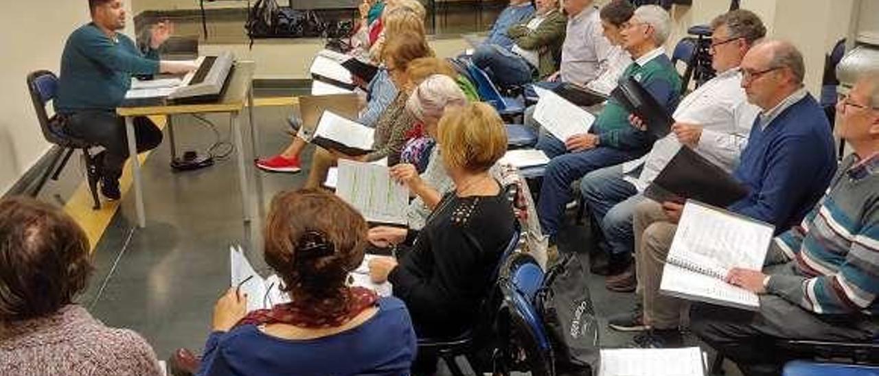 Manuel Quintana dirige uno de los ensayos en el centro social de Teatinos.