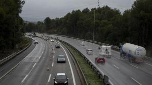 Barcelona 24.01.2026. Sociedad Carril abierto de la circualción en sentido sur de la AP-7 a la altura de Gelida donde siguen los trabajos para retirar los vagones del tren accidentado el pasado lunes. Fotografía de Jordi Cotrina