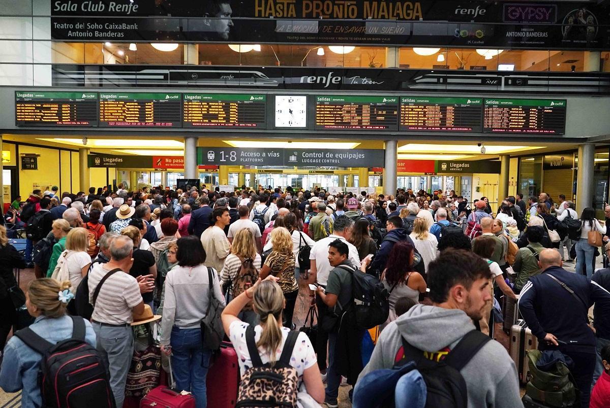 Colas de viajeros en la estación de tren María Zambrano de Málaga.