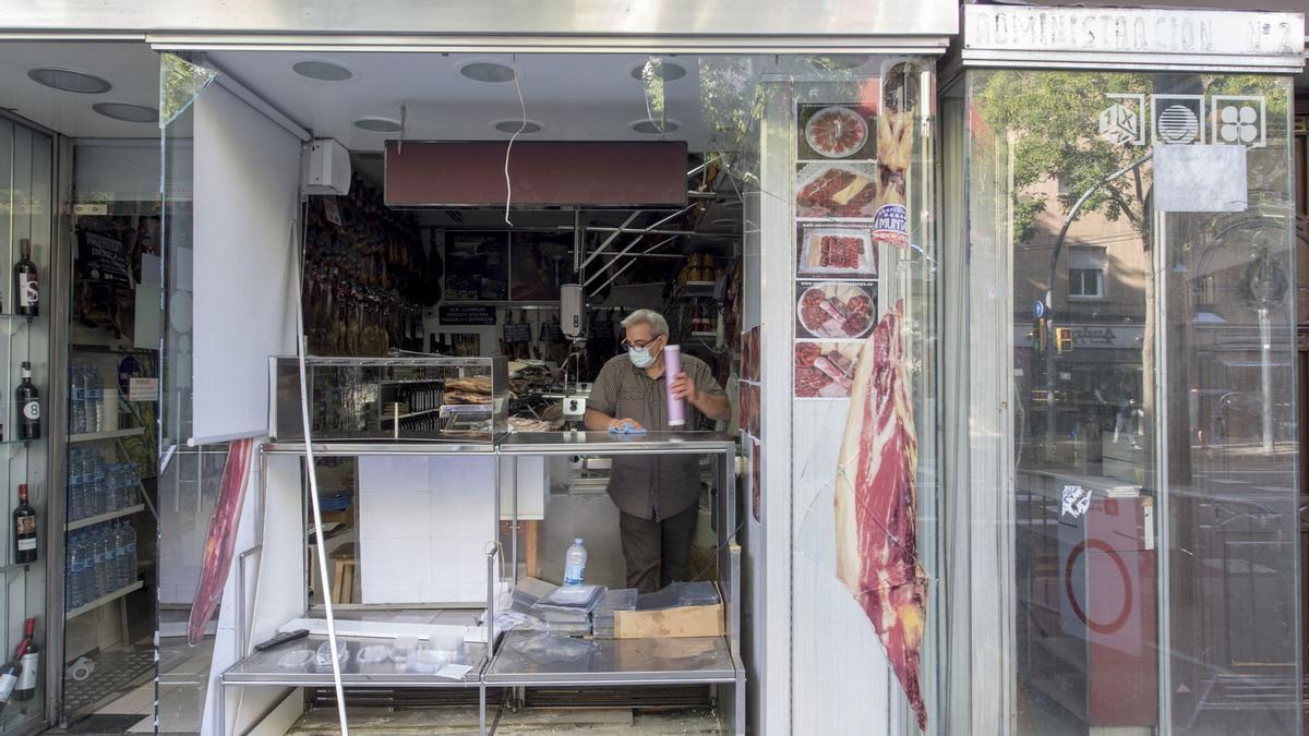 Charcutería en la calle Creu Coberta cerca de plaza España asaltada de madrugada