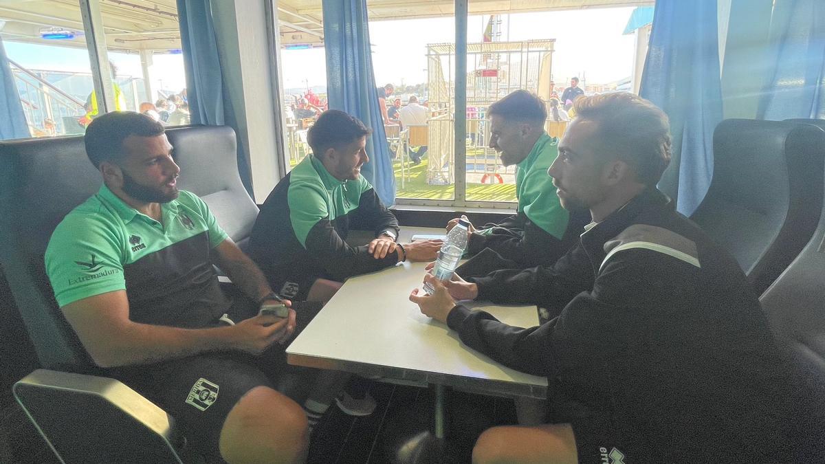 Jugadores del Mérida en el ferry hacia Ceuta.