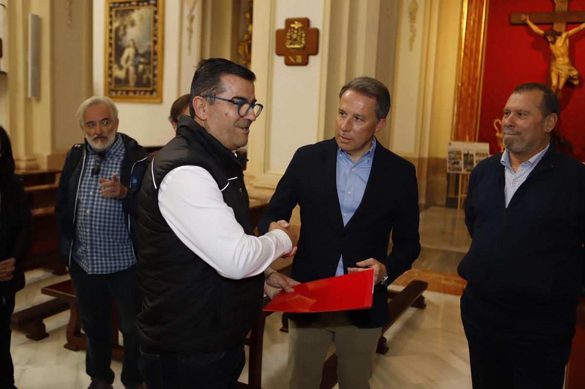 Fulgencio Gil hacía entrega de la memoria de los trabajos llevados a cabo al presidente del Paso Morado.