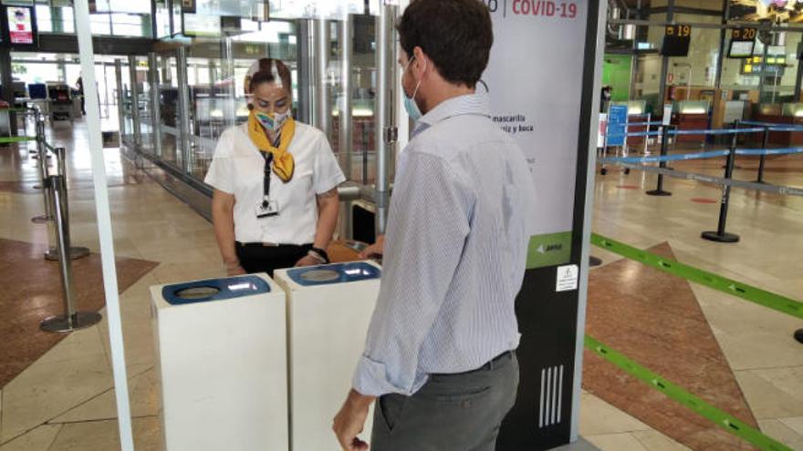 Medidas de seguridad en los aeropuertos canarios tras acabarse las restricciones a la movilidad por la pandemia.