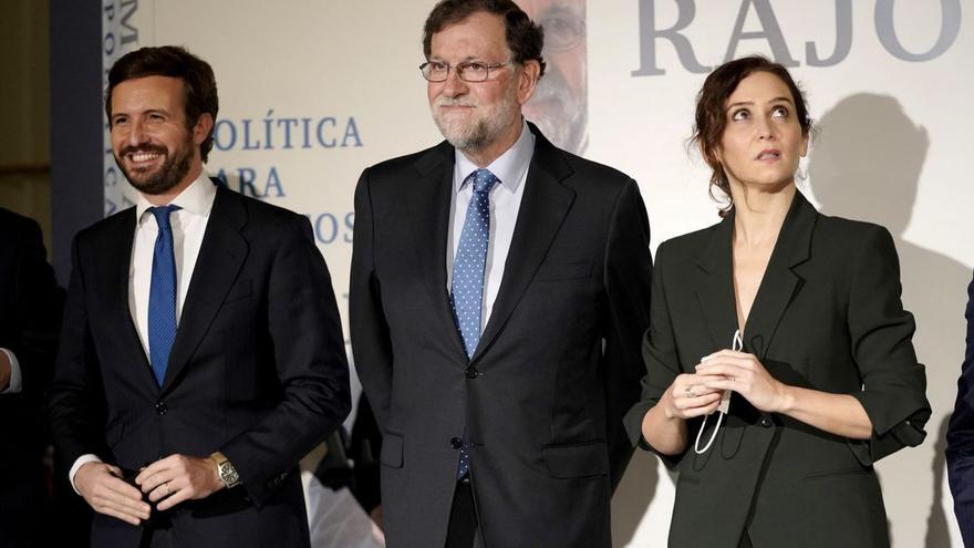 Ayuso i Casado fan un retrobament de mínims en la presentació del llibre de Rajoy