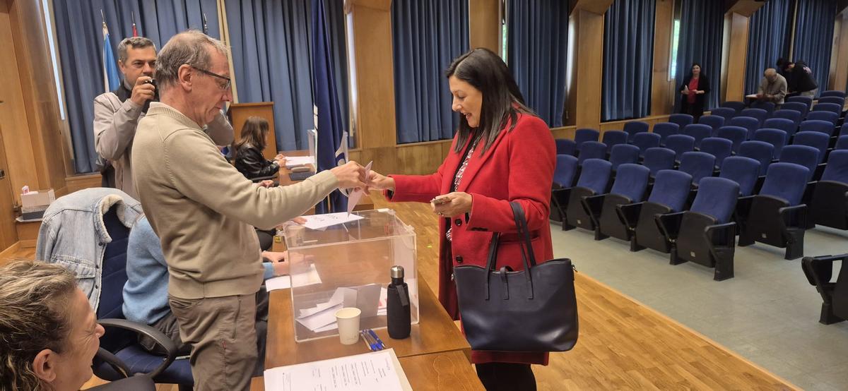 La líder de H2040 depositó su voto en la mesa de Ciencias del Mar.