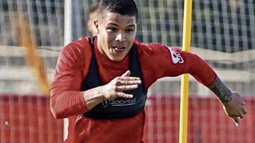 Cucho HernÃ¡ndez, en un entrenamiento en Son Bibiloni.