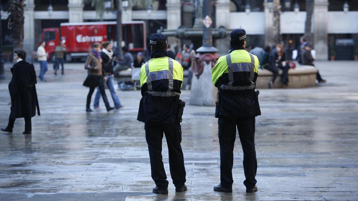 Una patrulla de la Guardia Urbana vigila el ambiente de la plaza Reial, en febrero de 2008