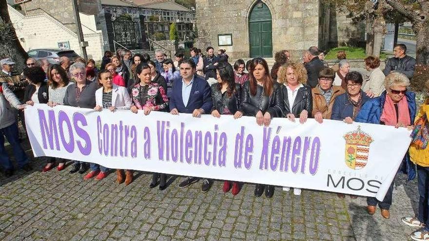 Multitud de vecinos, entre ellos la alcaldesa de Mos, se concentran contra la violencia machista. // M. G.B.