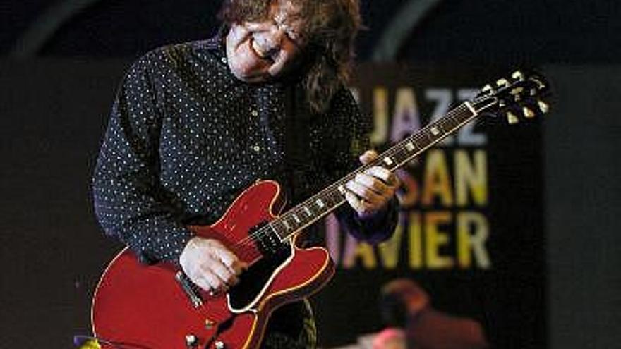 El cantante irlandés de rock-blues Gary Moore durante su actuación en el XI Festival Internacional de Jazz de San Javier (Murcia).