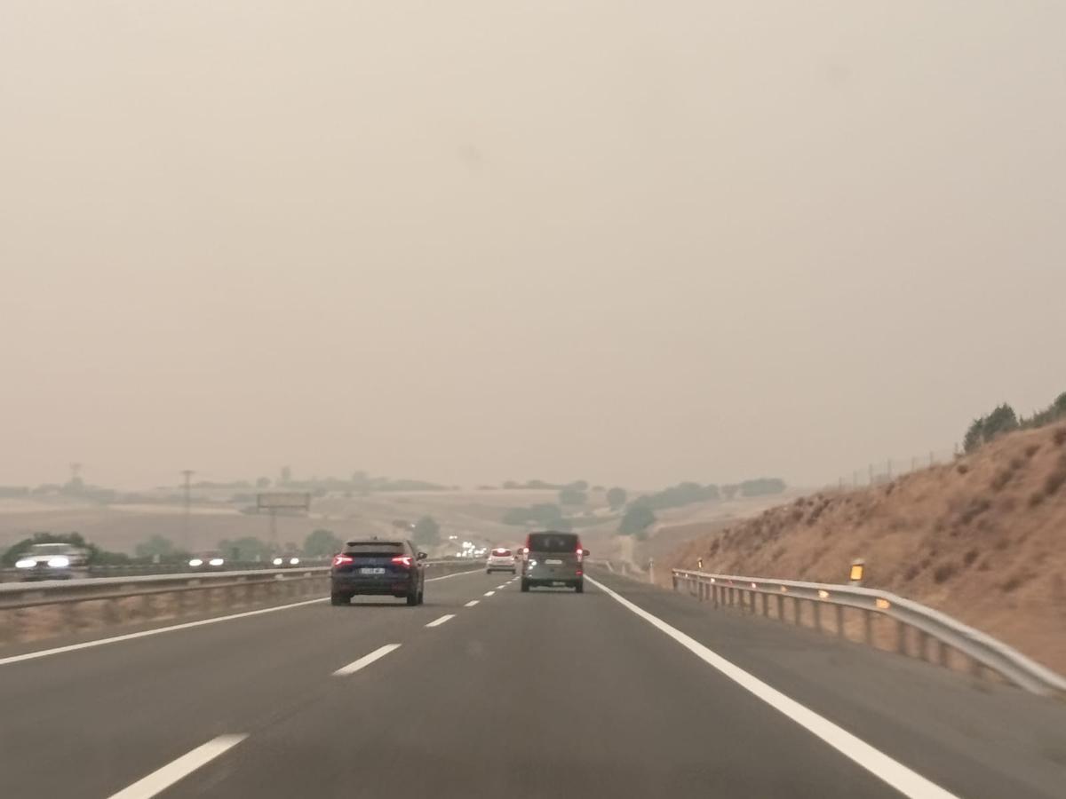 Bruma de humo en la A-5, este sábado.