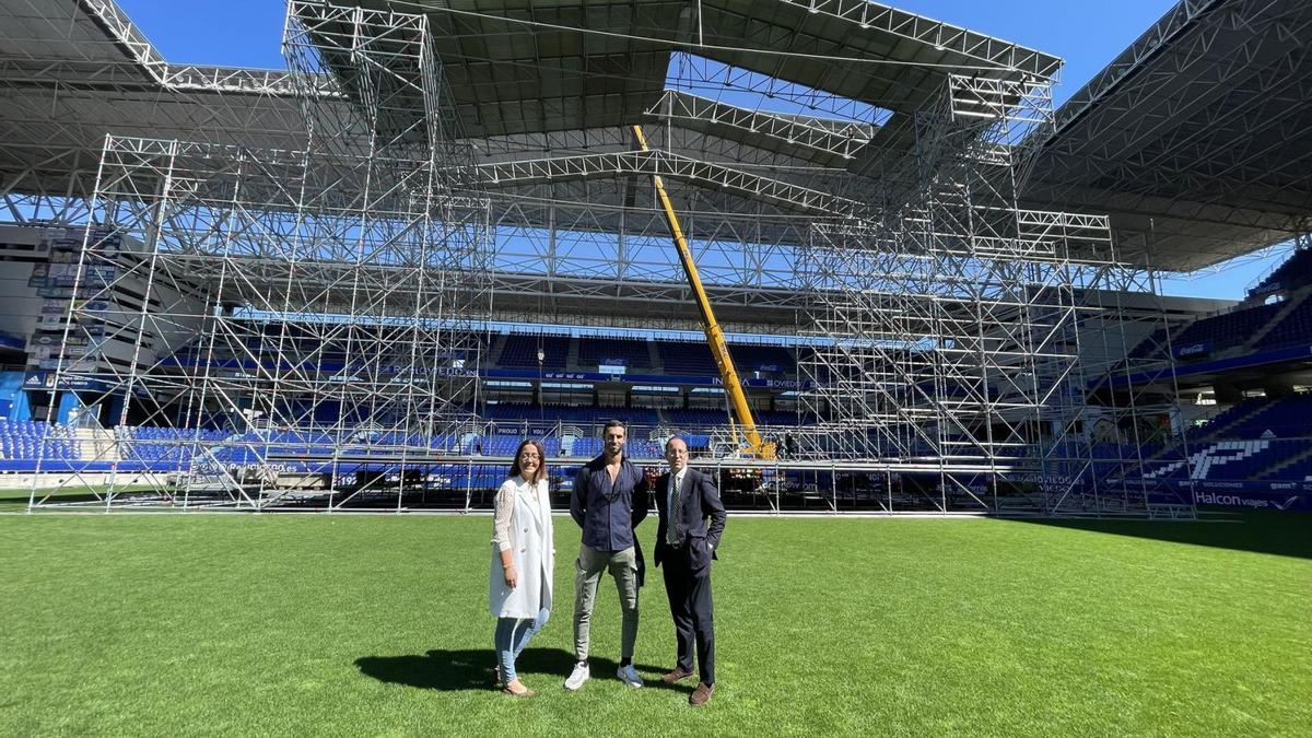 Mateo Conde, en el centro, flanqueado por Covadonga Díaz y Mario Arias, ayer, en el campo del Tartiere, con el escenario ya montado. | LNE