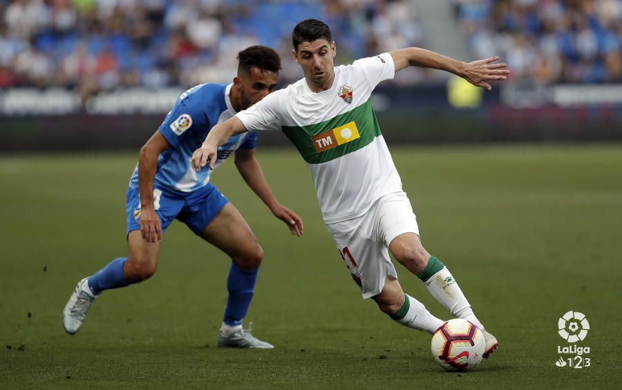 El conjunto de Víctor Sánchez del Amo concluye la liga regular con una cómoda victoria en La Rosaleda ante el Elche y se mete en los play off de ascenso como tercero. Boulahroud, Ricca e Hicham hicieron los goles blanquiazules.