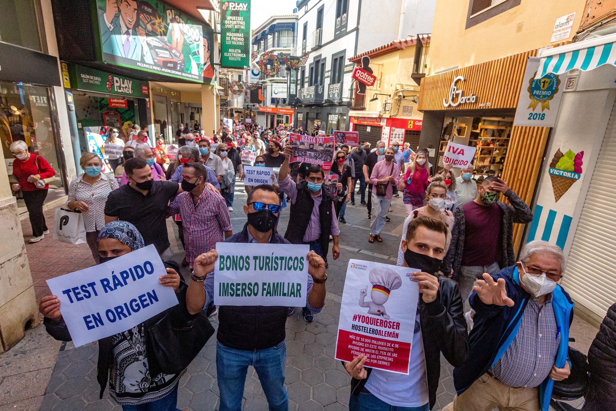 Hosteleros y comerciantes protestan en Benidorm contra las medidas del Gobierno