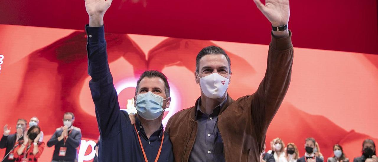 El secretario general del PSOE y presidente del Gobierno, Pedro Sánchez, junto al secretario general del PSOE de Castilla y León, Luis Tudanca.