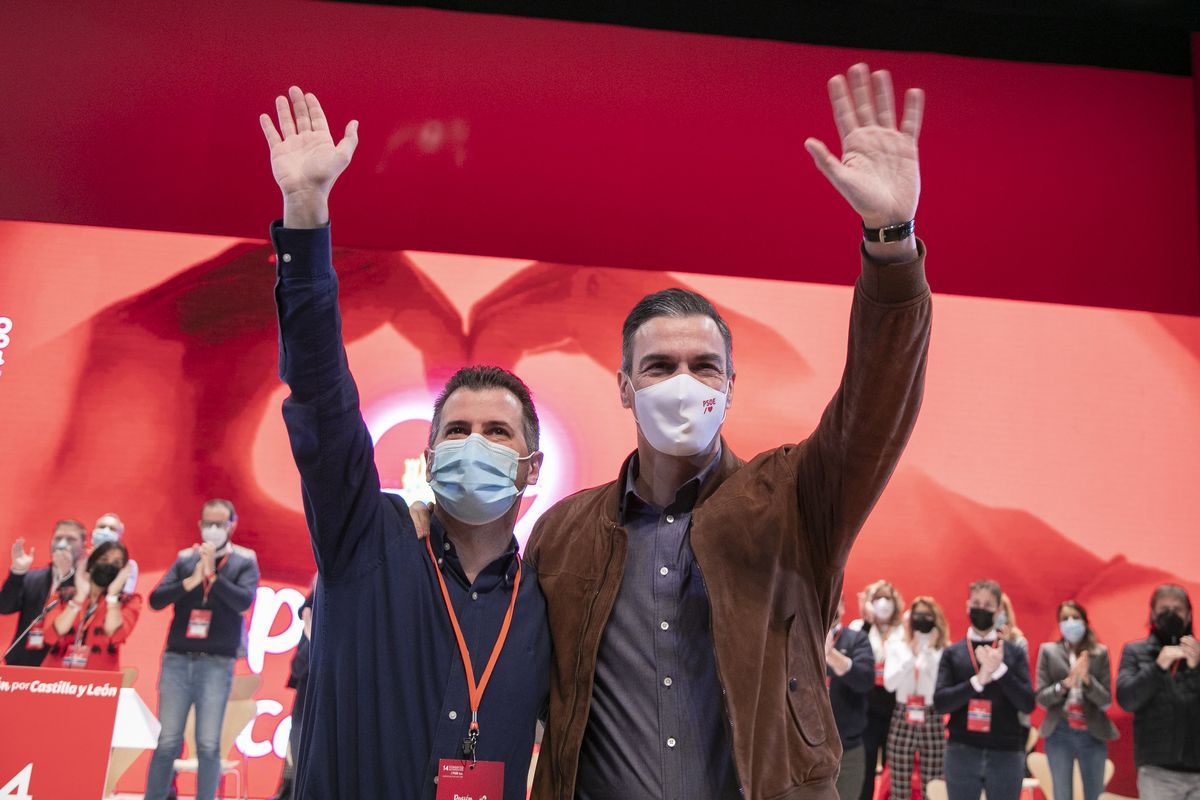 El secretario general del PSOE y presidente del Gobierno, Pedro Sánchez, junto al secretario general del PSOE de Castilla y León, Luis Tudanca.