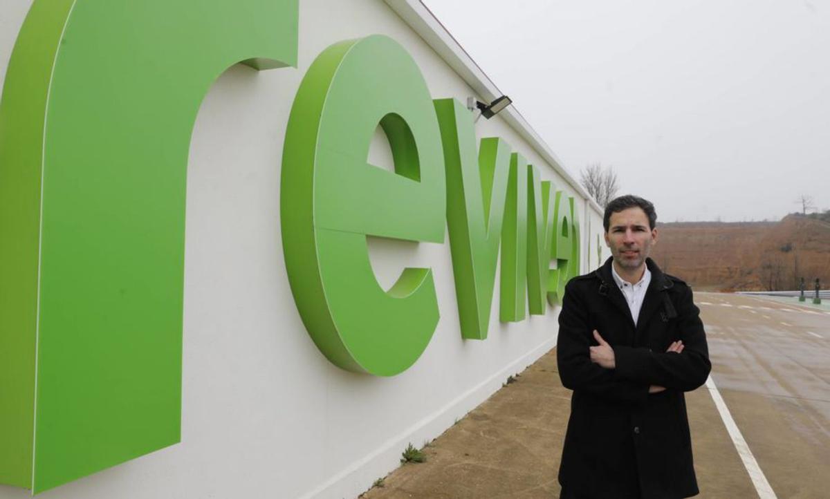 El director de la fábrica, Julio Caamaño, junto a la nave. | F. Rodríguez