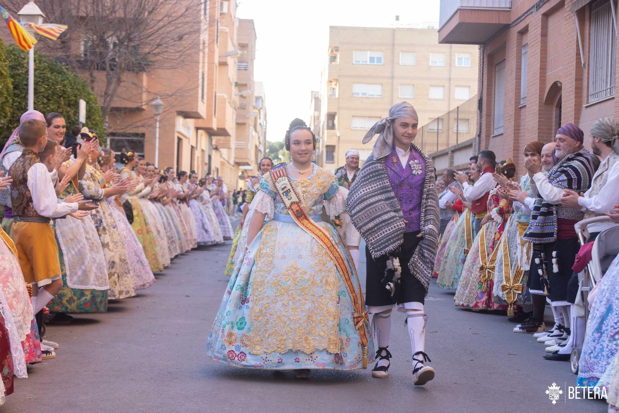 La primera ofrenda de Bétera: Las comisiones homenajean al cantaor 'Xiquet de Bétera'