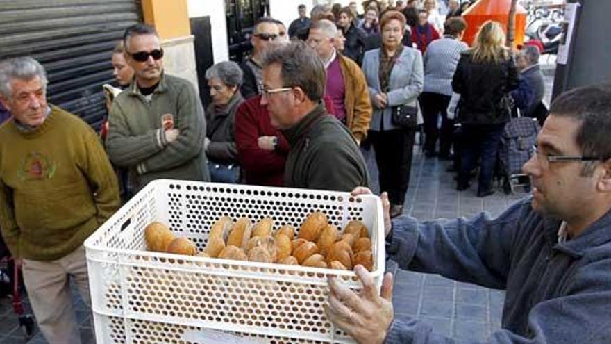 Colas ante una de las panaderías, en una imagen de archivo.