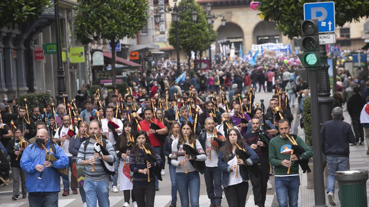 Los partidarios de la cooficialidad del asturiano se manifiestan en Oviedo