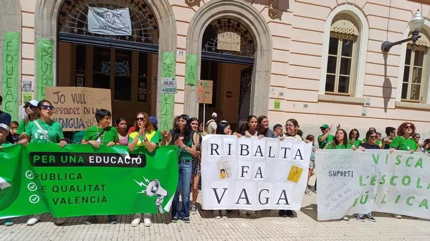 Los manifestantes entonan 'La cançó de la vaga' en el Instituto Ribalta