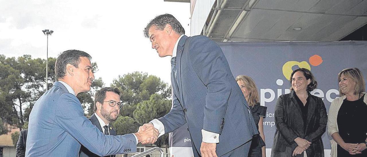 Pedro Sánchez y Pere Aragonés saludan a Antoni Cañete, con Ada Colau observando, en los  premios Pimec.