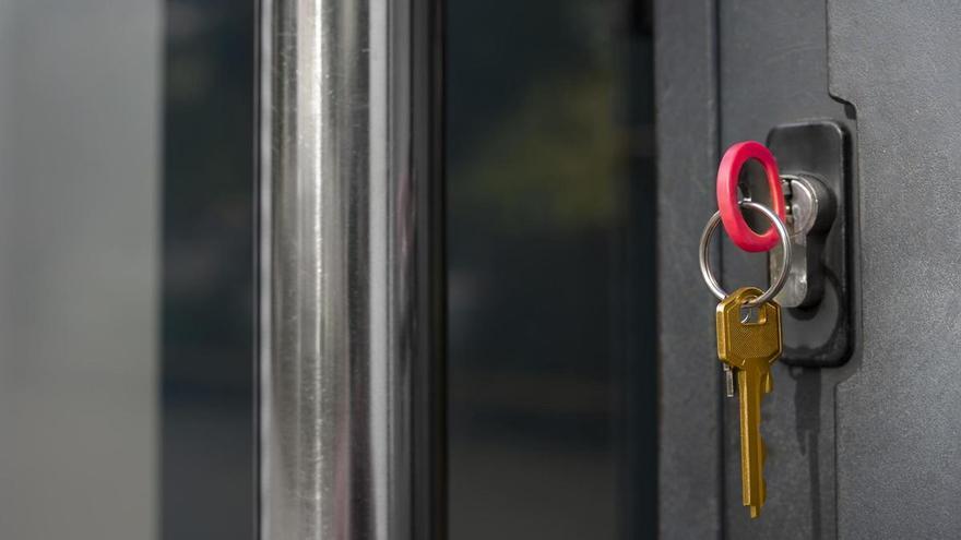 ¿Sirve para algo dejar las llaves colgadas en la puerta de casa por la noche?