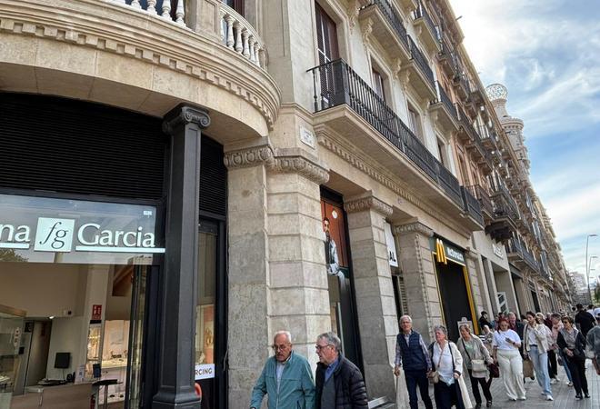 Barcelona abre la temporada de domingos con tiendas abiertas: buena acogida en el centro y poco eco en otros barrios