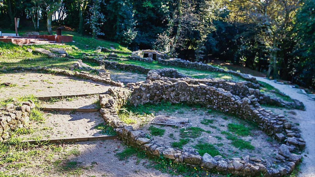 Imagen de la intervención realizada en torno a las estructuras excavadas en Castro Alobre. |   // IÑAKI ABELLA