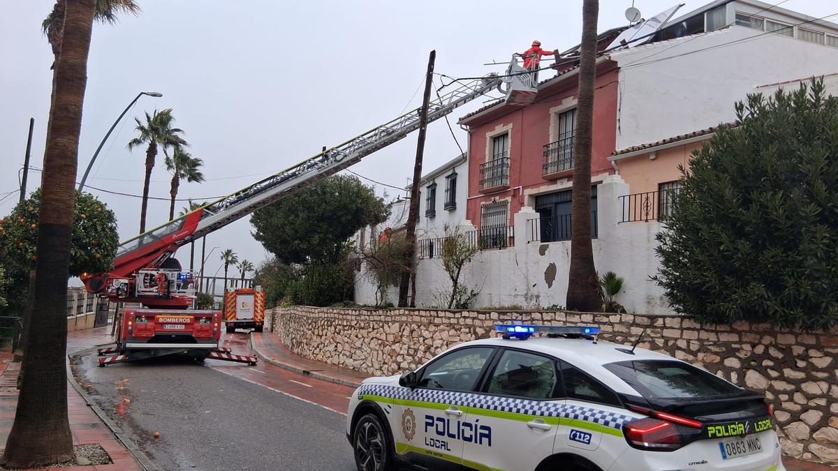 Los bomberos actuando sobre una placas solares en Doña Mencía este miércoles al paso de la borrasca Leonardo.